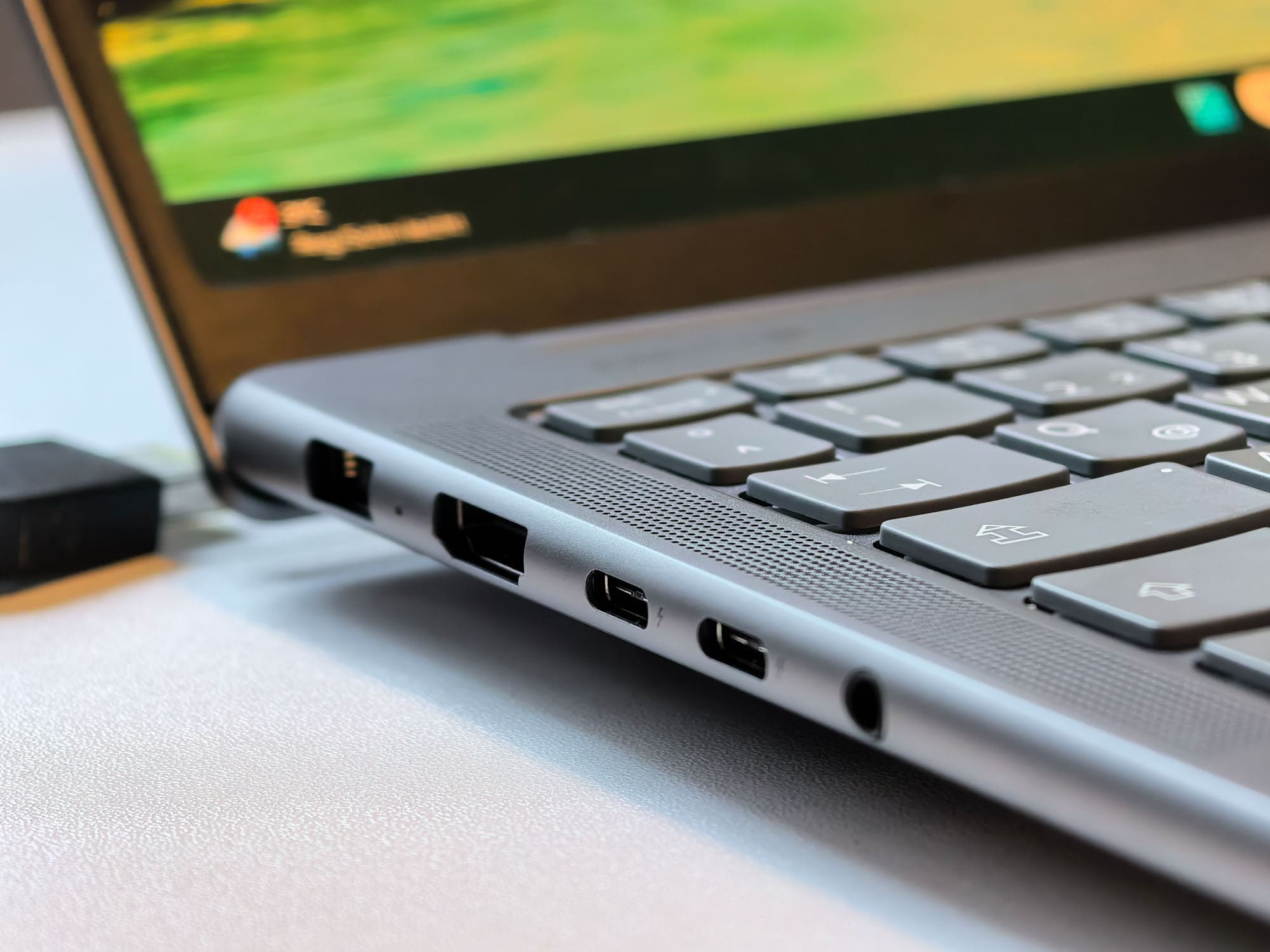 Lenovo Yoga Pro 9i Aura Edition Anschlüsse 2 Lenovo Yoga Pro 9i Aura Edition Anschlüsse 2